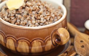 Посуд, у якому готуватимете гречку в мікрохвильовці, не повинен містити металевих елементів