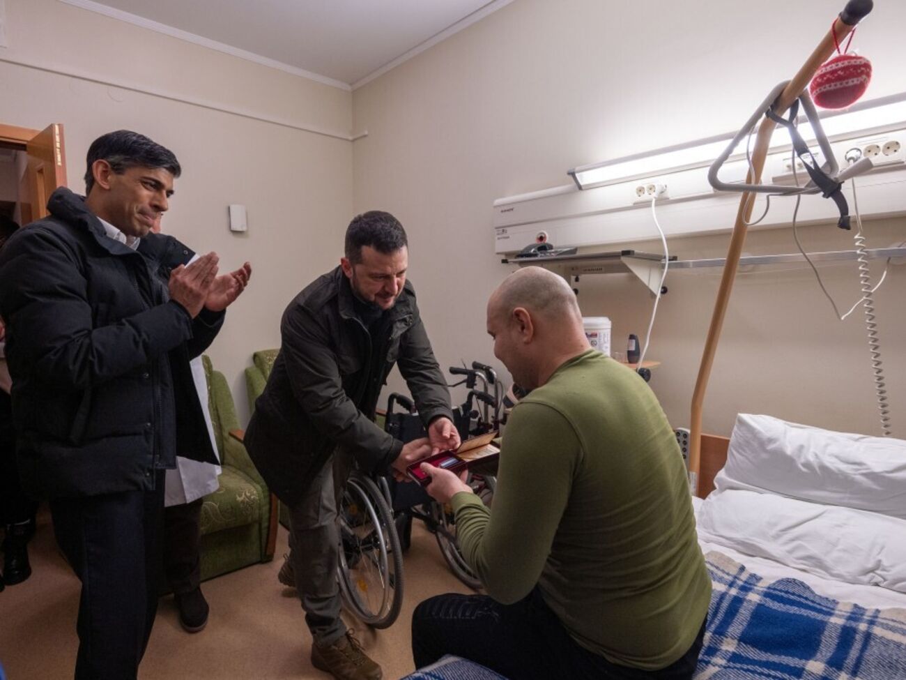 Зеленський під час візиту із Сунаком до медзакладу Києва вручив українським захисникам ордени "За мужність" ІІІ ступеня, зазначили в ОП