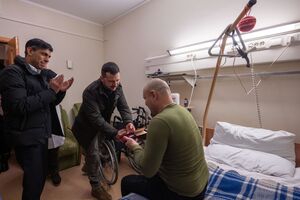 Зеленський під час візиту із Сунаком до медзакладу Києва вручив українським захисникам ордени "За мужність" ІІІ ступеня, зазначили в ОП