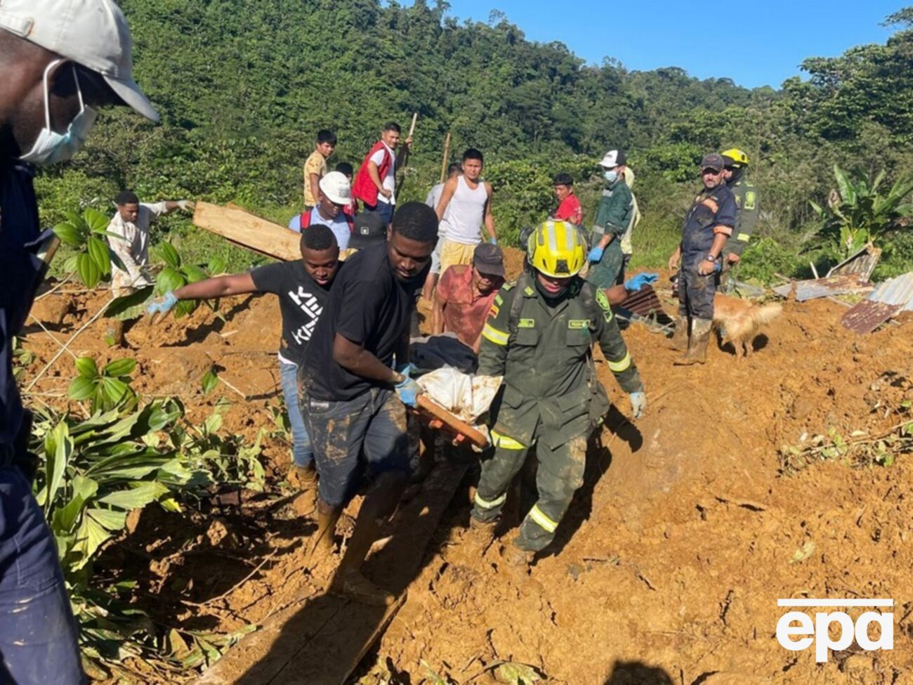 Спасатели и кинологи со всей Колумбии были направлены на поиск пострадавших