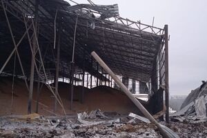 В Волчанске россияне атаковали с неба ангары с зерном, отметили в полиции