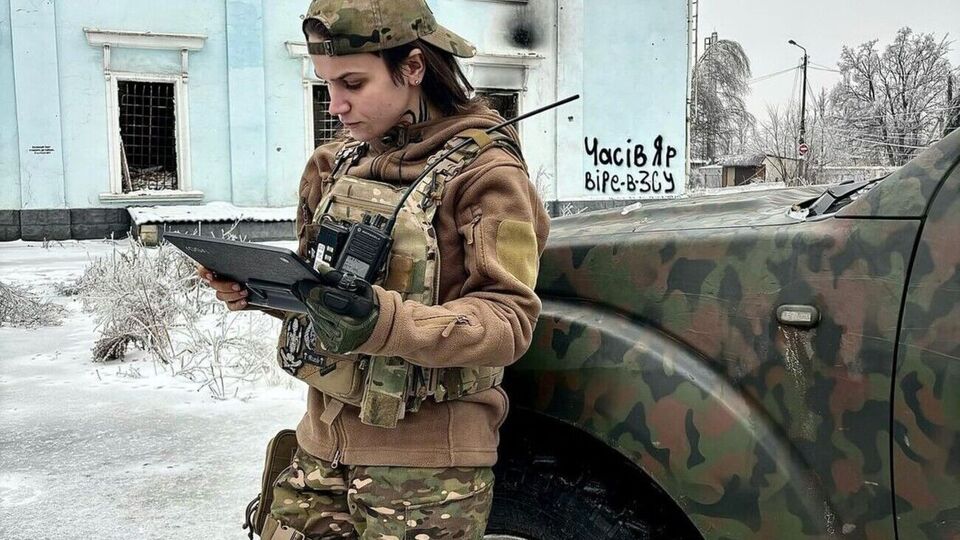 Руна: Очень много кто думает, что если у военных есть интернет, значит, они в тылу. Люди не понимают, что в посадке может быть интернет, что есть такое понятие, как Starlink, генераторы, EcoFlow
