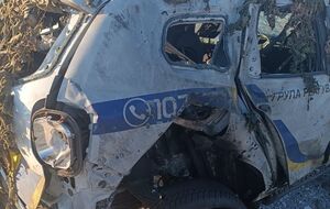 Унаслідок російського удару незначні травми дістав 50-річний поліцейський, автомобіль зазнав пошкодження, зазначили в поліції