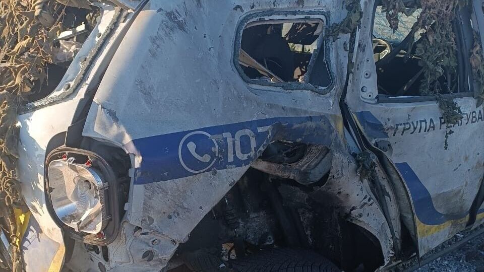 Унаслідок російського удару незначні травми дістав 50-річний поліцейський, автомобіль зазнав пошкодження, зазначили в поліції