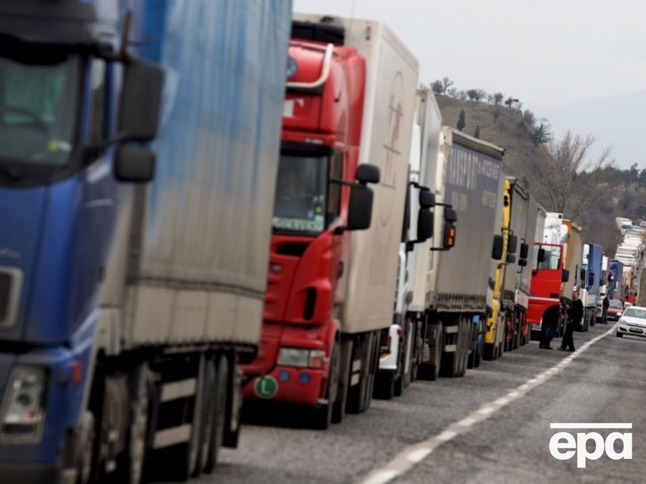 Протестувальники затримують фури на румунському боці