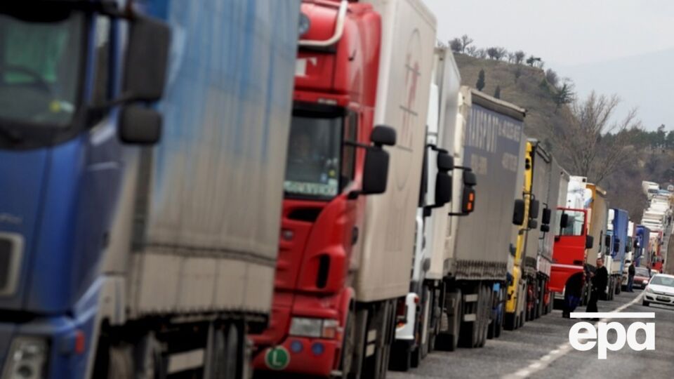 Протестувальники затримують фури на румунському боці