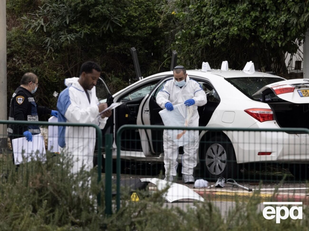 Во время атаки нападавшие захватили по меньшей мере три автомобиля и протаранили пешеходов