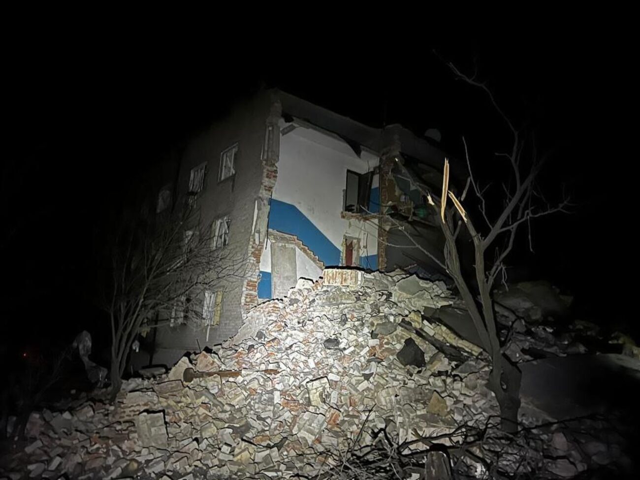 Оккупанты попали ракетой в трехэтажку в Нью-Йорке Донецкой области, отметили в ОВА