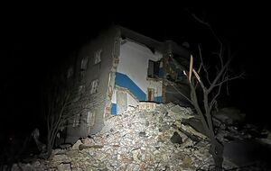 Оккупанты попали ракетой в трехэтажку в Нью-Йорке Донецкой области, отметили в ОВА