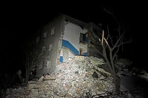 Оккупанты попали ракетой в трехэтажку в Нью-Йорке Донецкой области, отметили в ОВА