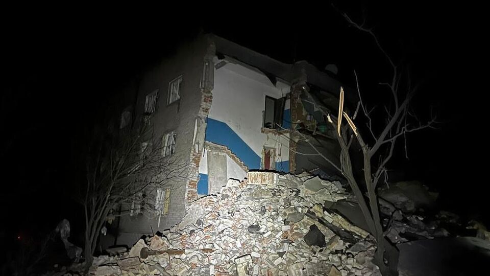 Окупанти влучили ракетою у триповерхівку у Нью-Йорку Донецької області, зазначили в ОВА