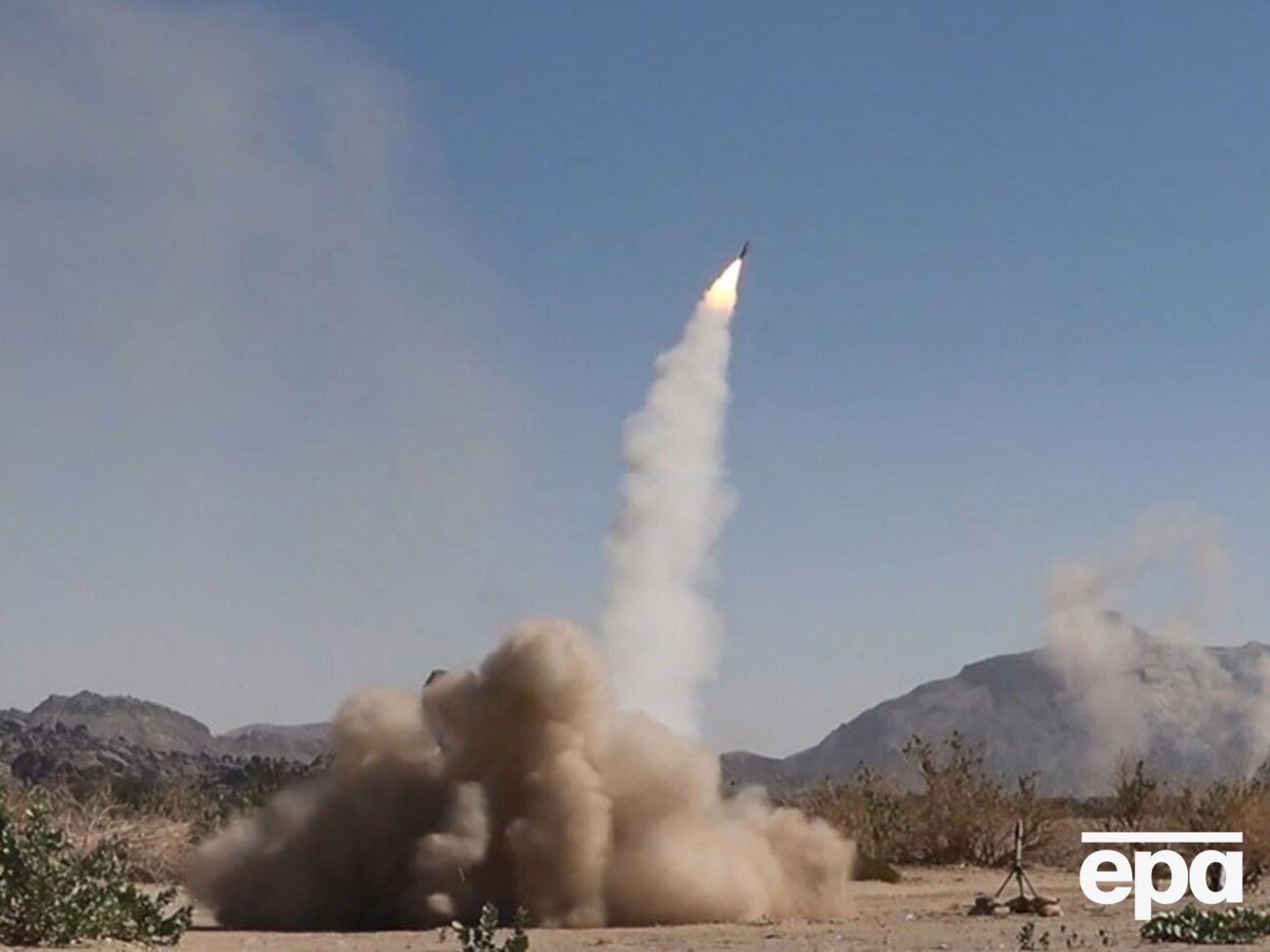 Хусити вважають "законними цілями" всі військові кораблі США і Великобританії, зазначив їхній представник Амер