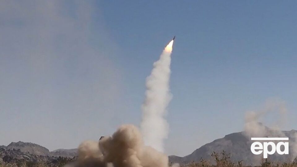 Хуситы считают "законными целями" все военные корабли США и Великобритании, отметил их представитель Амер