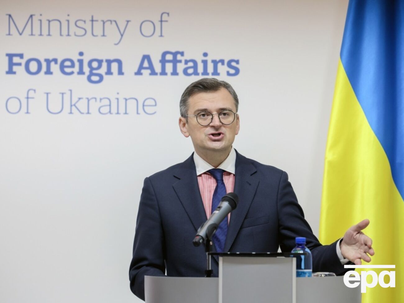 По словам Кулебы, помощь Украине потенциально позволяет избежать прямой конфронтации между НАТО и Россией, в которую будут вынуждены вмешаться войска США
