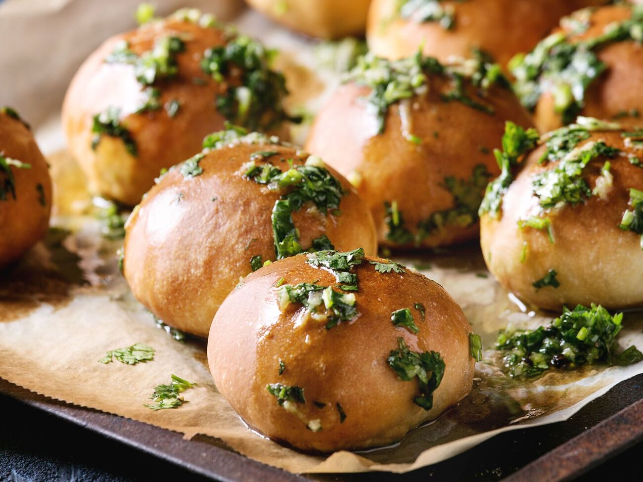 Пампушки подаются с зеленью