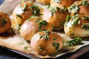 Пампушки подаются с зеленью