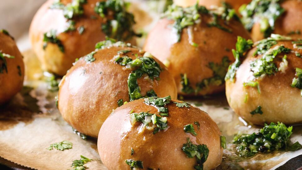 Пампушки подаются с зеленью