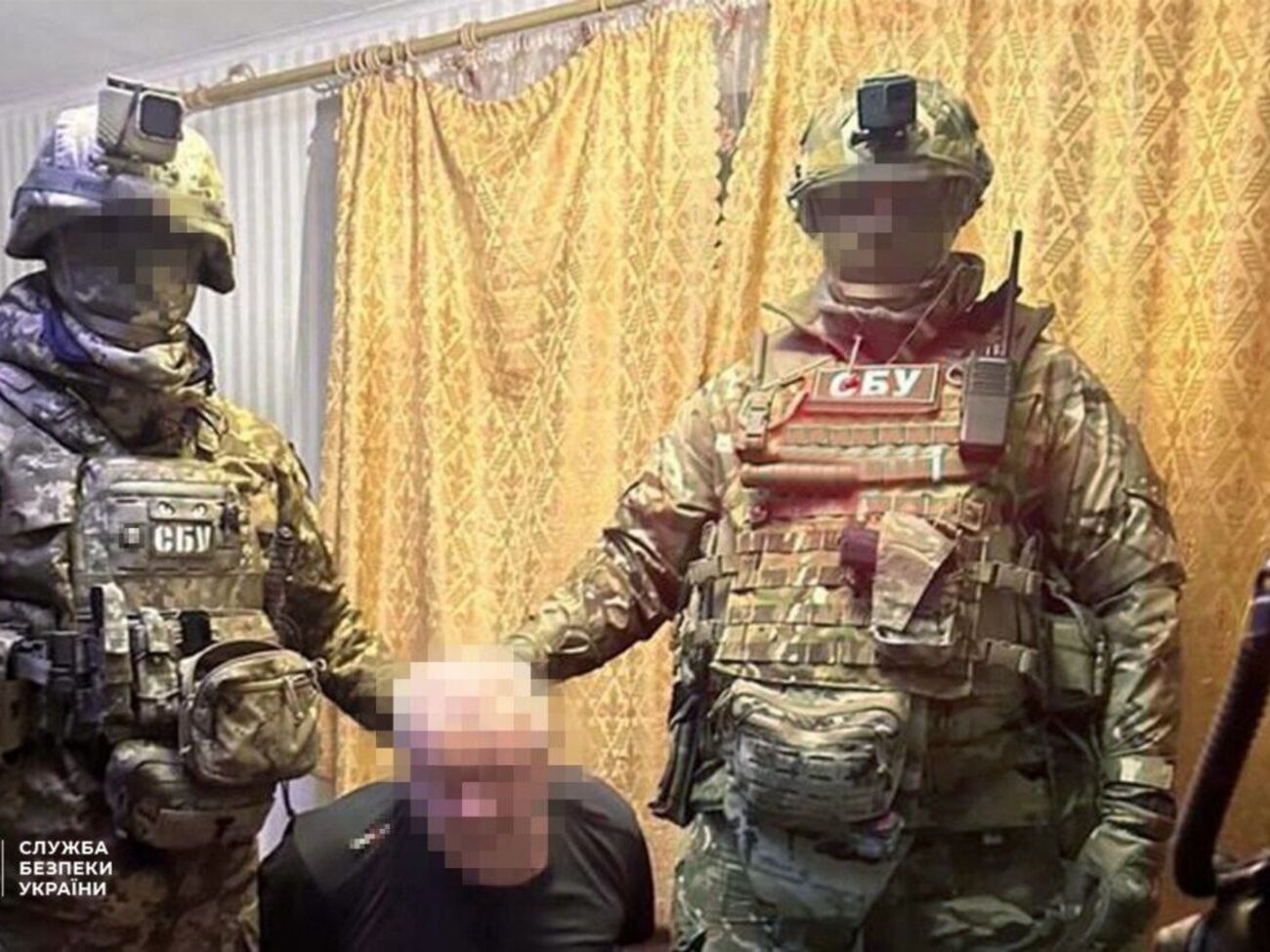 Сотрудники СБУ задержали фигуранта в его собственном доме