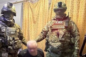 Сотрудники СБУ задержали фигуранта в его собственном доме