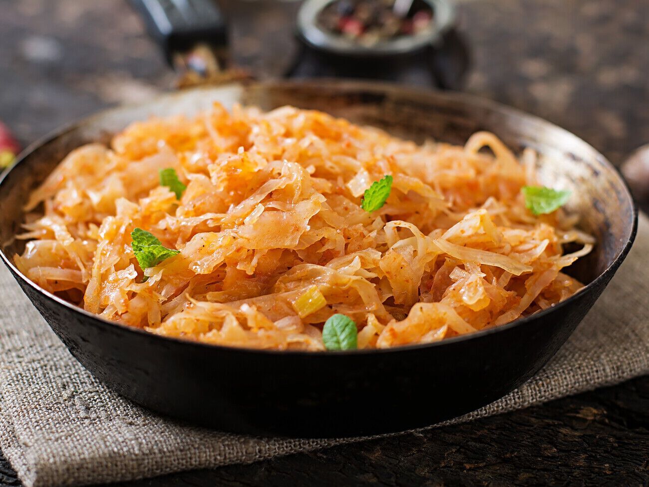 По словам блогера, капусту лучше всего тушить в кастрюле с толстым дном