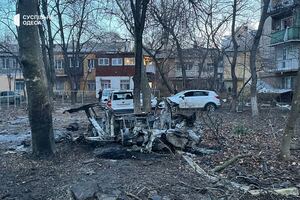 Вибуховою хвилею пошкоджено вісім і вогнем знищено чотири автомобілі