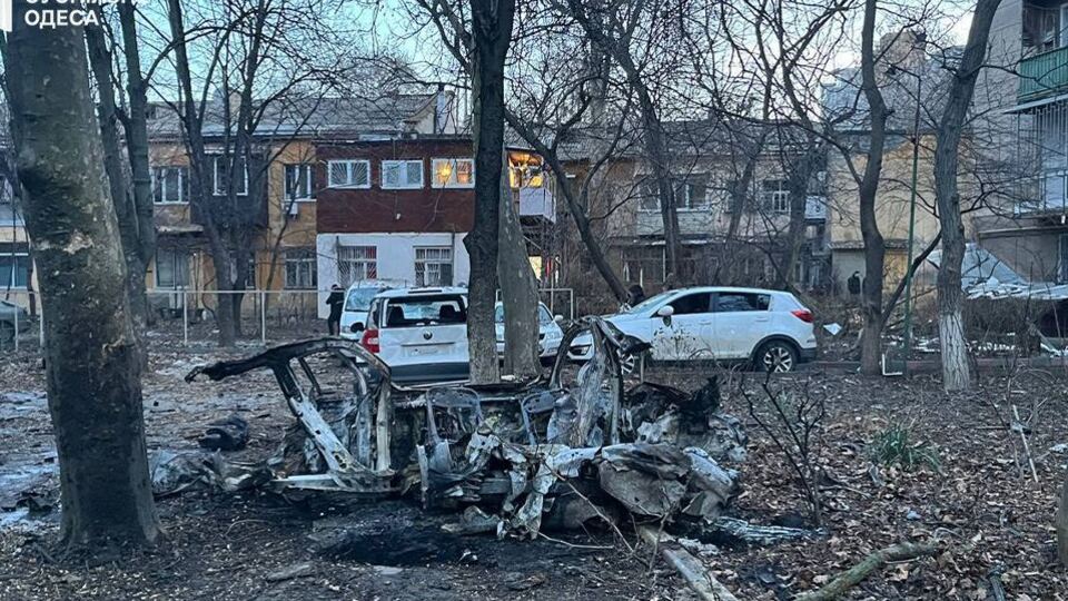 Взрывной волной повреждено 8 и огнем уничтожено 4 автомобиля