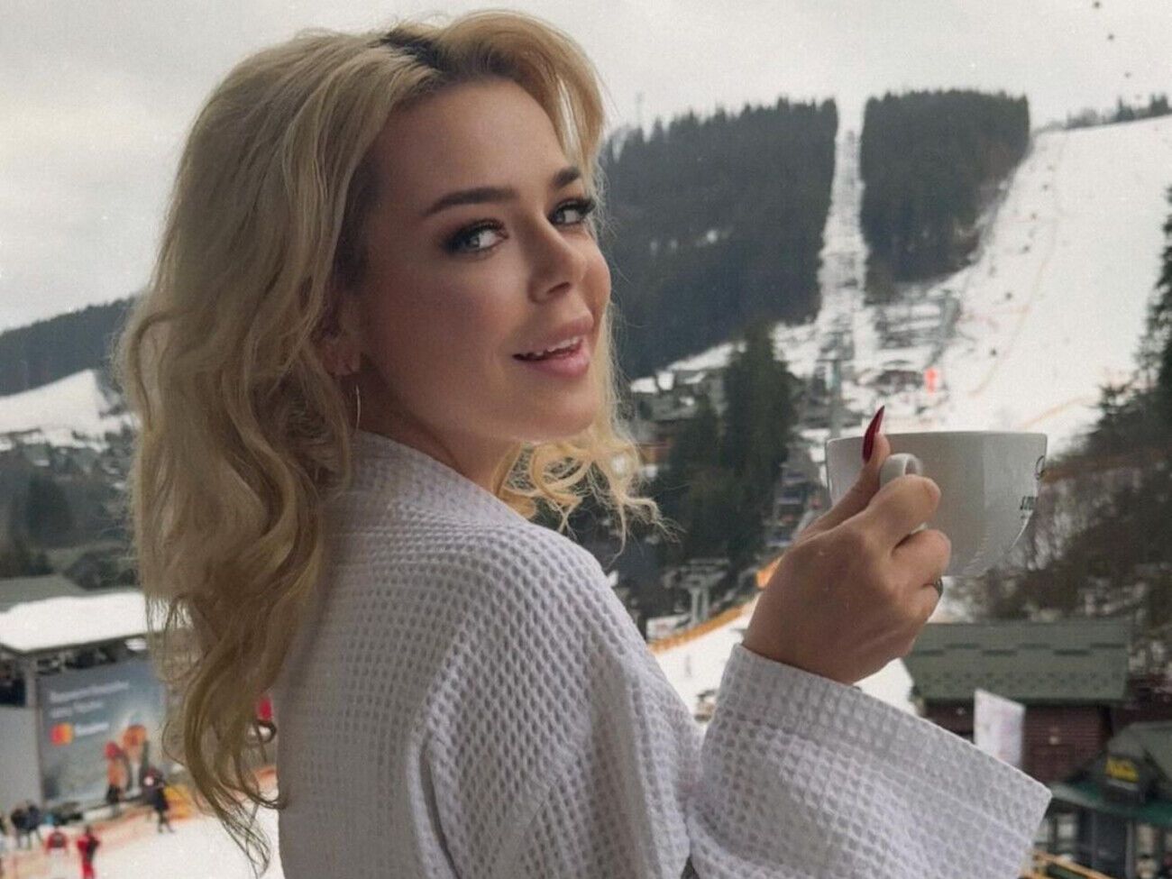 Гросу народилася в Чернівцях 1995 року