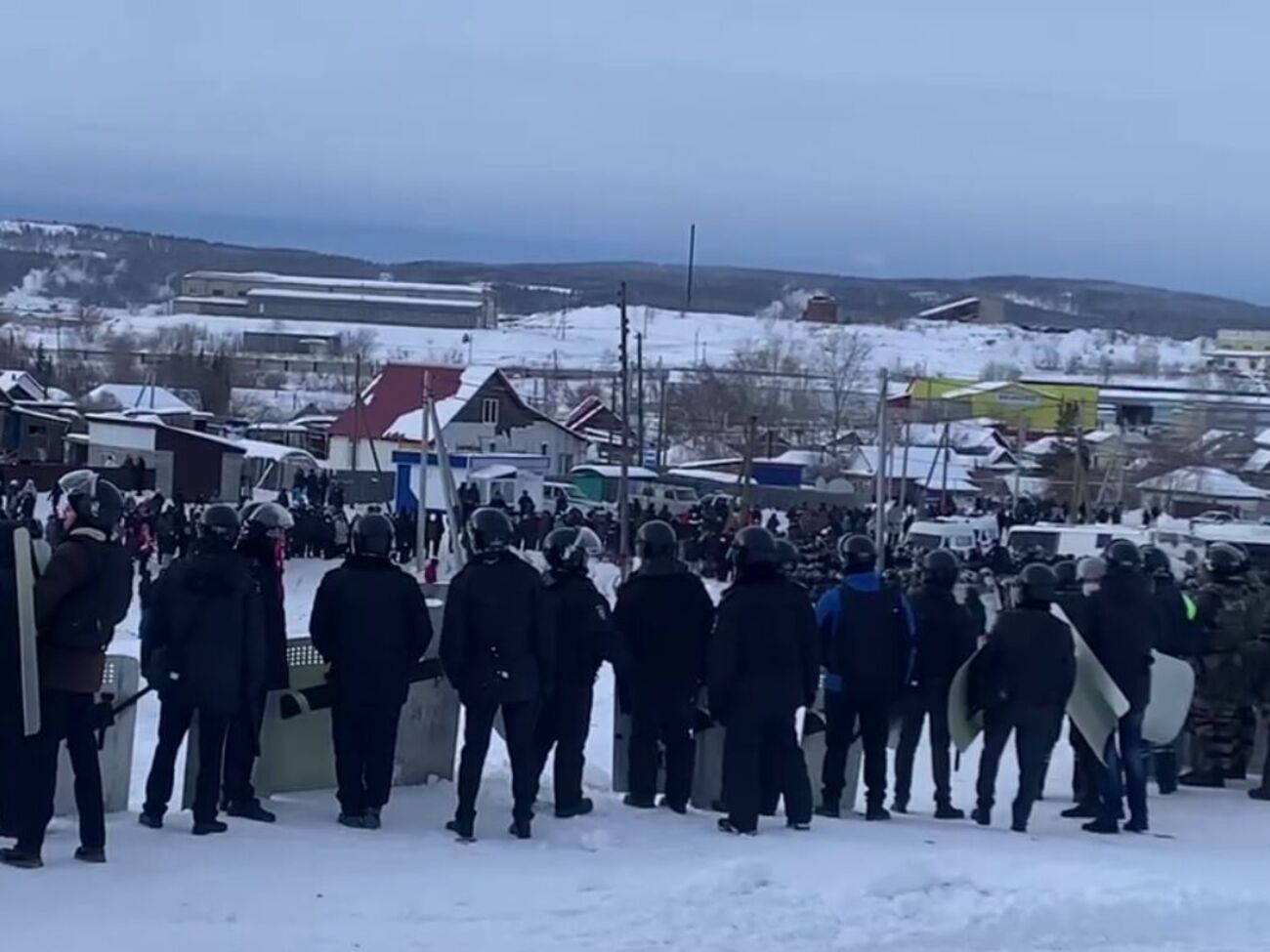 Проти мітингувальників виставили силовиків зі щитами