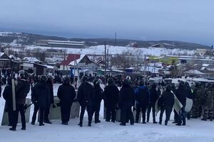 Проти мітингувальників виставили силовиків зі щитами