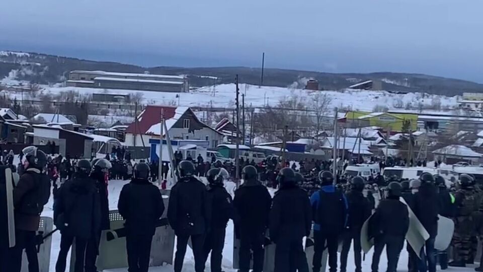 Против митингующих выставили силовиков со щитами
