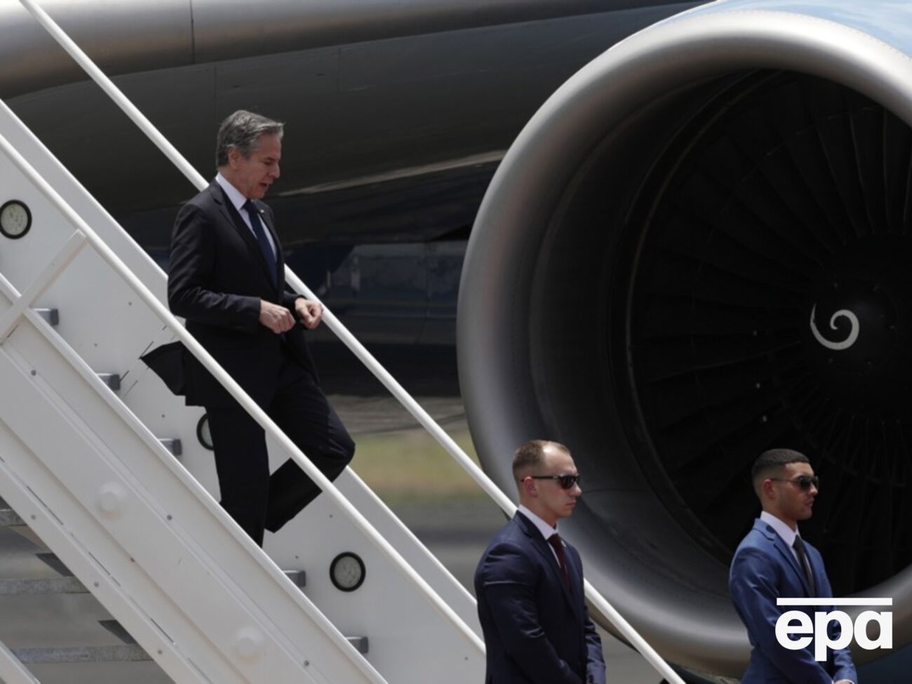 Блінкен літає на Boeing 737