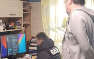 Во время обысков у фигуранта были обнаружены компьютерная техника и мобильный телефон с доказательствами преступных действий