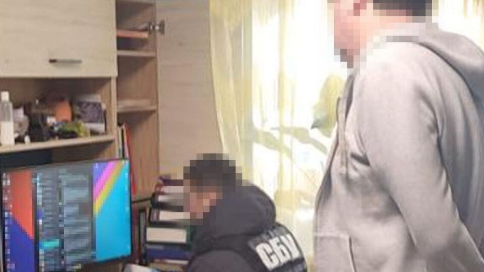 Во время обысков у фигуранта были обнаружены компьютерная техника и мобильный телефон с доказательствами преступных действий