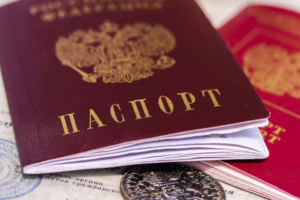 Російські паспорти окупанти роздають, шантажуючи українців на ТОТ відсутністю газу й вугілля