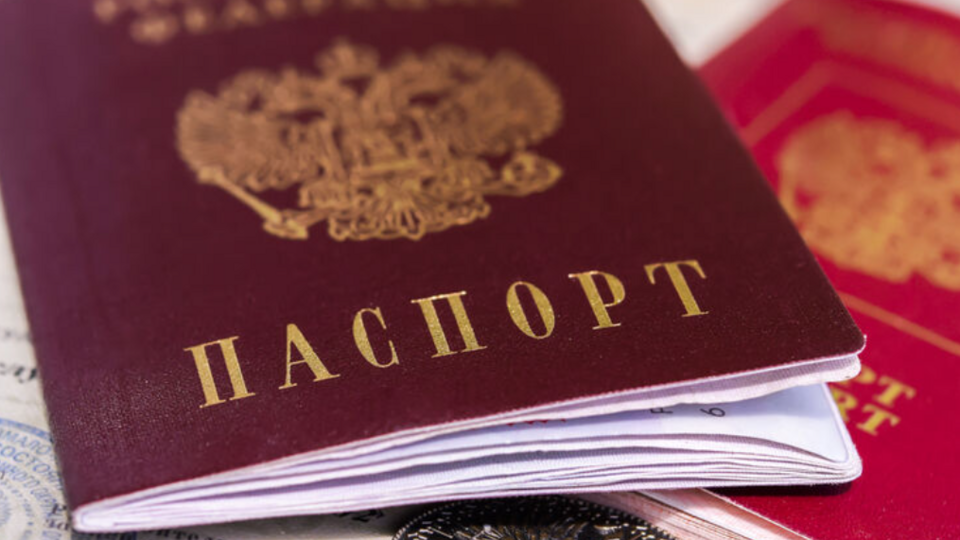 Российские паспорта оккупанты раздают, шантажируя украинцев на ВОТ отсутствием газа и угля