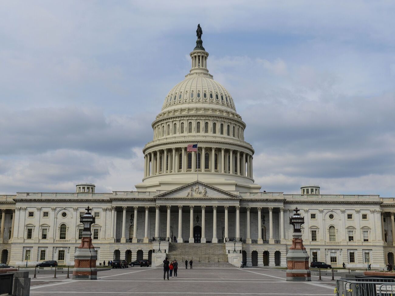 Сенат США, вероятно, близок к двухпартийному соглашению о помощи Украине и защите своей границы, но не Палата представителей