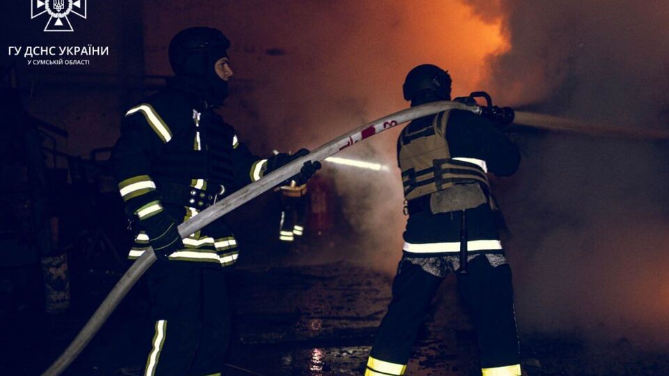 У ДСНС показали наслідки російської атаки дронами-камікадзе по Сумах