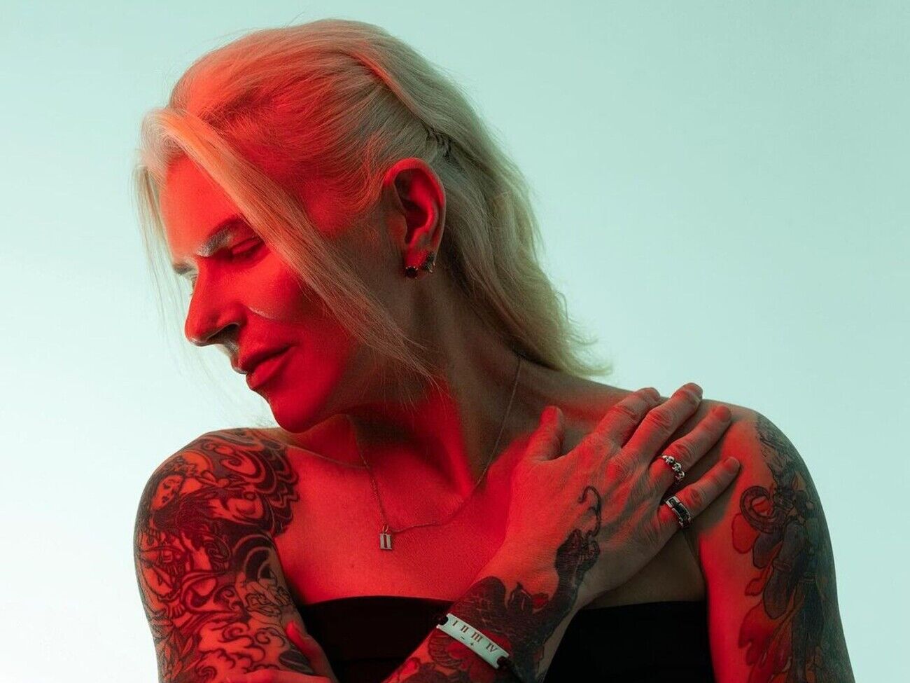 На браслетах розміщено кольорові вставки відповідно до групи крові його власника