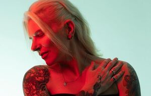 На браслетах размещены цветные вставки в соответствии с группой крови его владельца