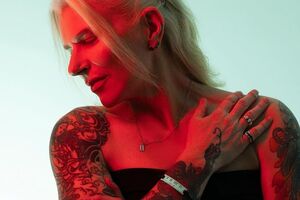 На браслетах розміщено кольорові вставки відповідно до групи крові його власника