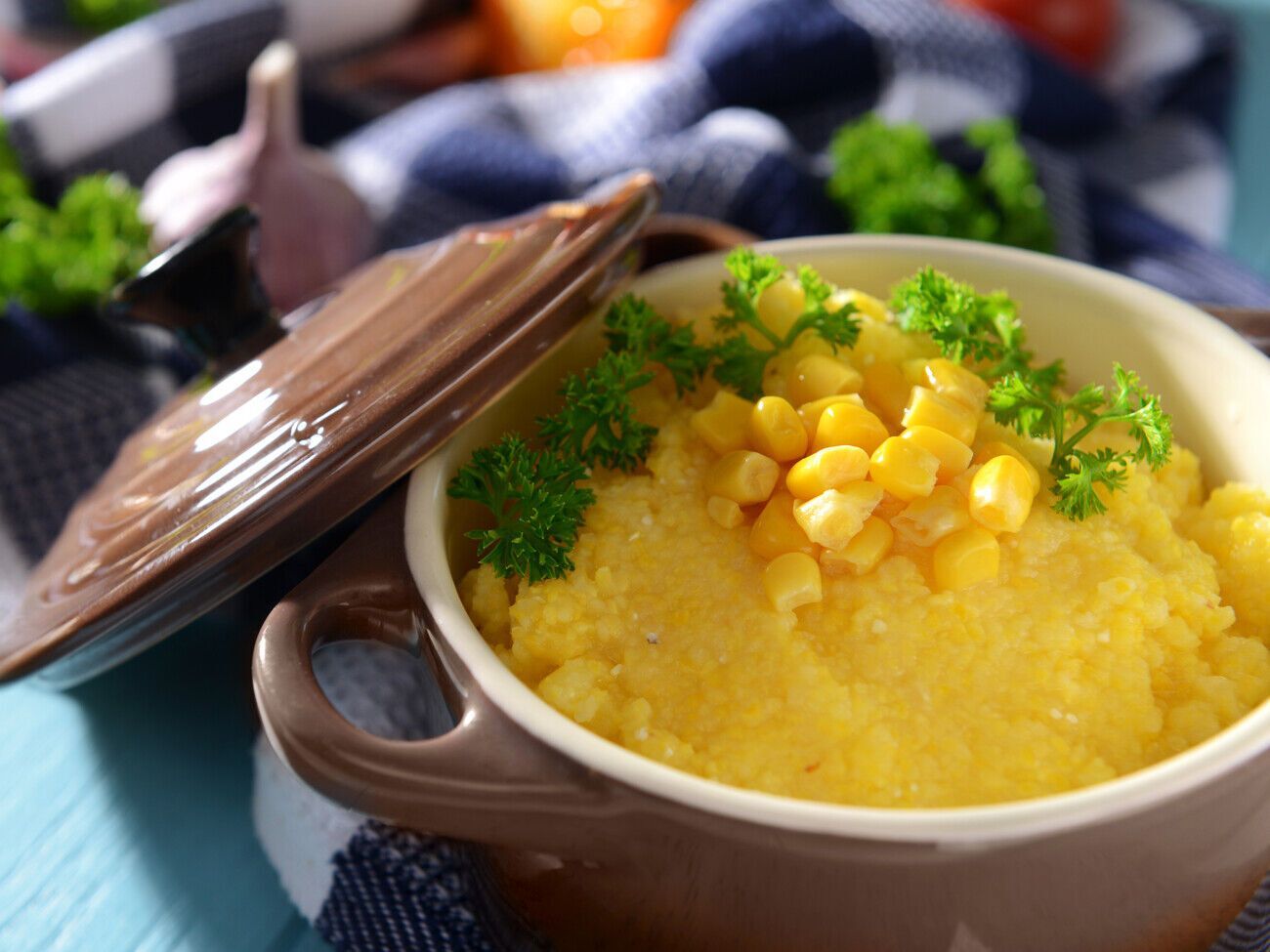 Варить кукурузную кашу можно не только на воде, но и на молоке, а также на смеси воды и молока