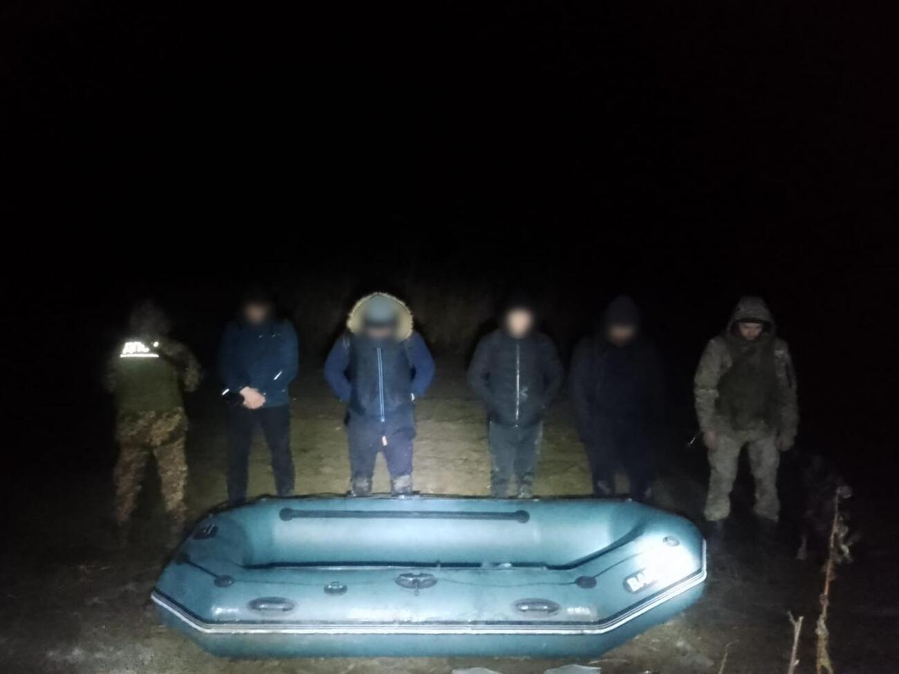 Четыре нарушителя планировали попасть в Венгрию на резиновой лодке, отметили в ГПСУ