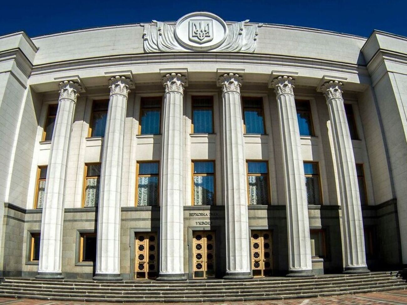 Рада сейчас работает в режиме одного пленарного заседания