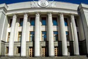 Рада сейчас работает в режиме одного пленарного заседания