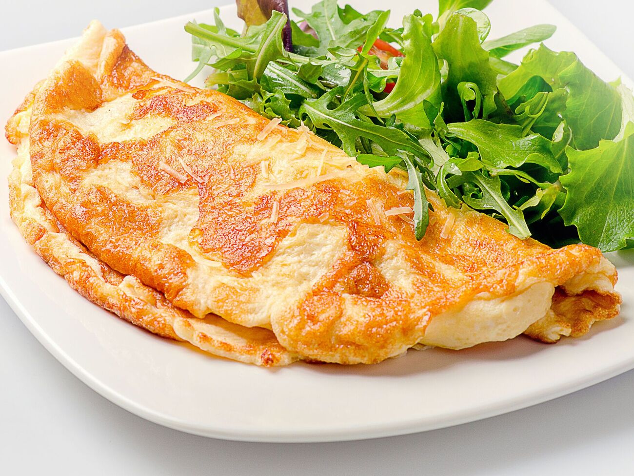 Омлет жарят на растительном масле