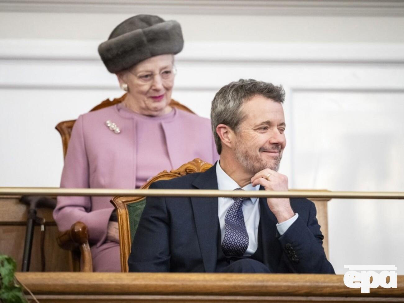 Фредерик Х (на переднем плане) стал королем Дании после того, как его мать (на заднем плане) отреклась от престола