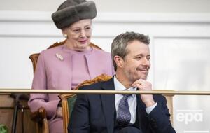 Фредерик Х (на переднем плане) стал королем Дании после того, как его мать (на заднем плане) отреклась от престола