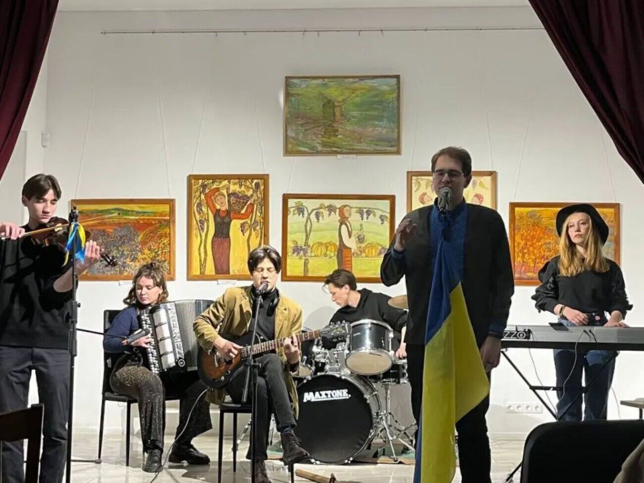 Группа Intermezzo выступает в стиле инди-поп-соул преимущественно в Киеве
