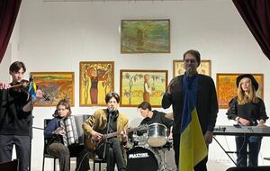 Группа Intermezzo выступает в стиле инди-поп-соул преимущественно в Киеве