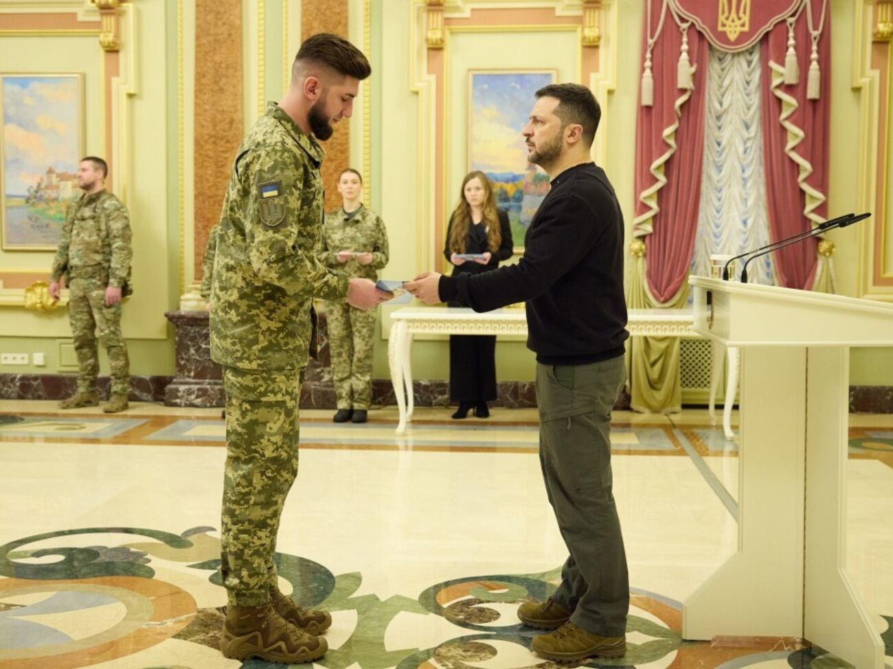 Жилищные сертификаты из рук Зеленского получили 19 семей павших Героев, еще 11 Героев Украины получили сертификаты лично, отметили в ОП